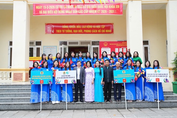 Les femmes cadres, ouvriers, employés et travailleurs de la commune de Sơn Đồng participent à la sensibilisation à l'élection des députés à l'Assemblée nationale et aux conseils populaires à tous les niveaux pour le mandat 2026-2031. Photo: CĐCS