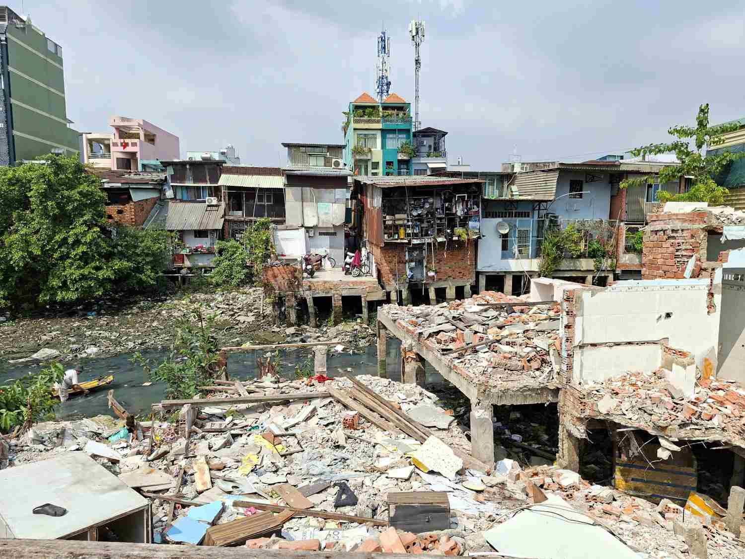 Những căn nhà ven rạch Xuyên Tâm được tháo dỡ để bàn giao mặt bằng. Ảnh: Minh Quân