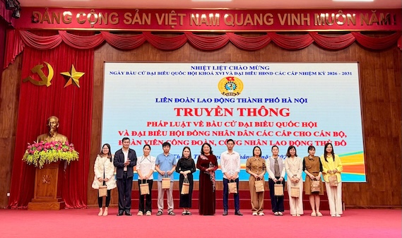 Hanoi City Labor Federation organizes propaganda on election knowledge for union members and workers. Photo: Grassroots Trade Union