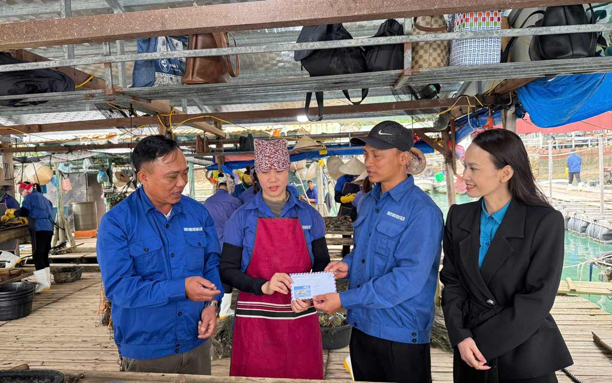 Công đoàn Công ty Ngọc trai Taiheiyo Shinju Việt Nam trao hỗ trợ công nhân. Ảnh: Đoàn Hưng