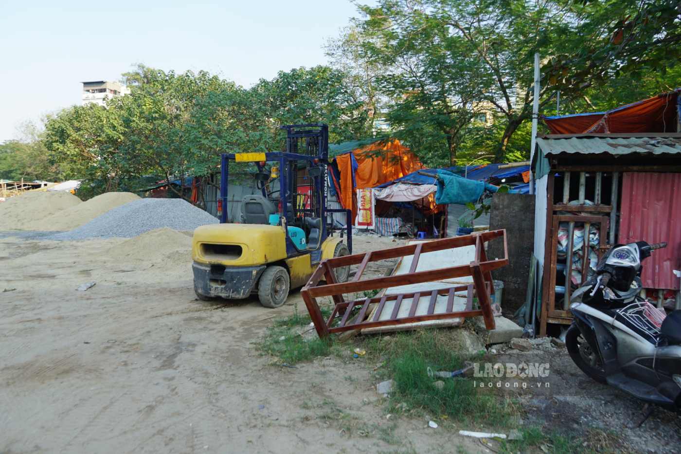 Hanoi bans cars from crossing Chua But Moc street to serve the construction of alley 193 Phu Dien. Photo: Huu Vu