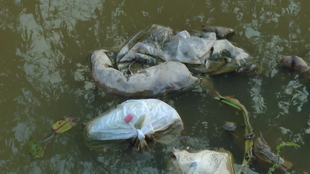 Waste dumped into the canal occurs frequently, causing increasing environmental pollution. Photo: Thanh Trung