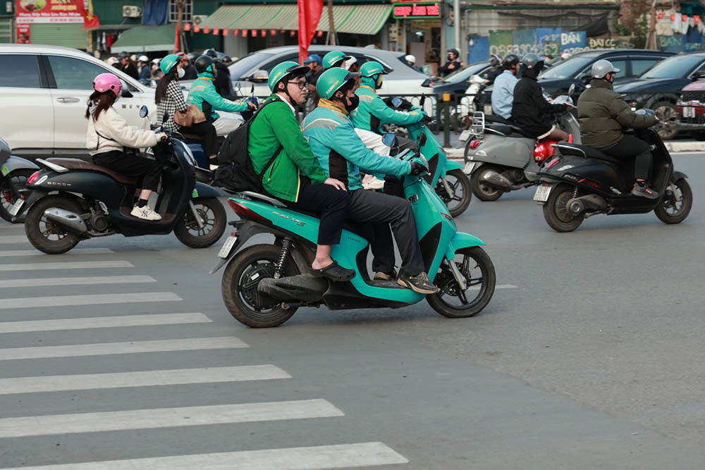 Electric motorbikes are appearing more and more in major cities in Vietnam. Photo: Hai Nguyen