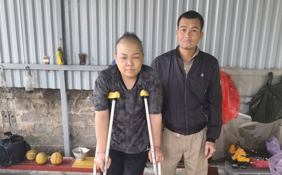 Sau nhiều năm điều trị, sức khỏe chị Bùi Thị Thế suy kiệt, việc đi lại trở nên khó khăn. Ảnh: Trần Mai