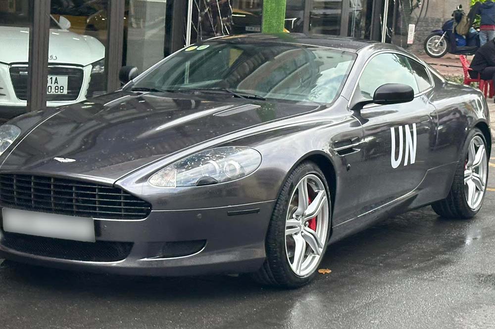 Aston Martin DB9 rarely appears on the streets of Ho Chi Minh City. Photo: Phong Diep