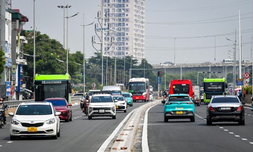 Hanoi barricades Au Co - Nghi Tam to serve the construction of Tu Lien bridge. Photo: Thanh Huyen
