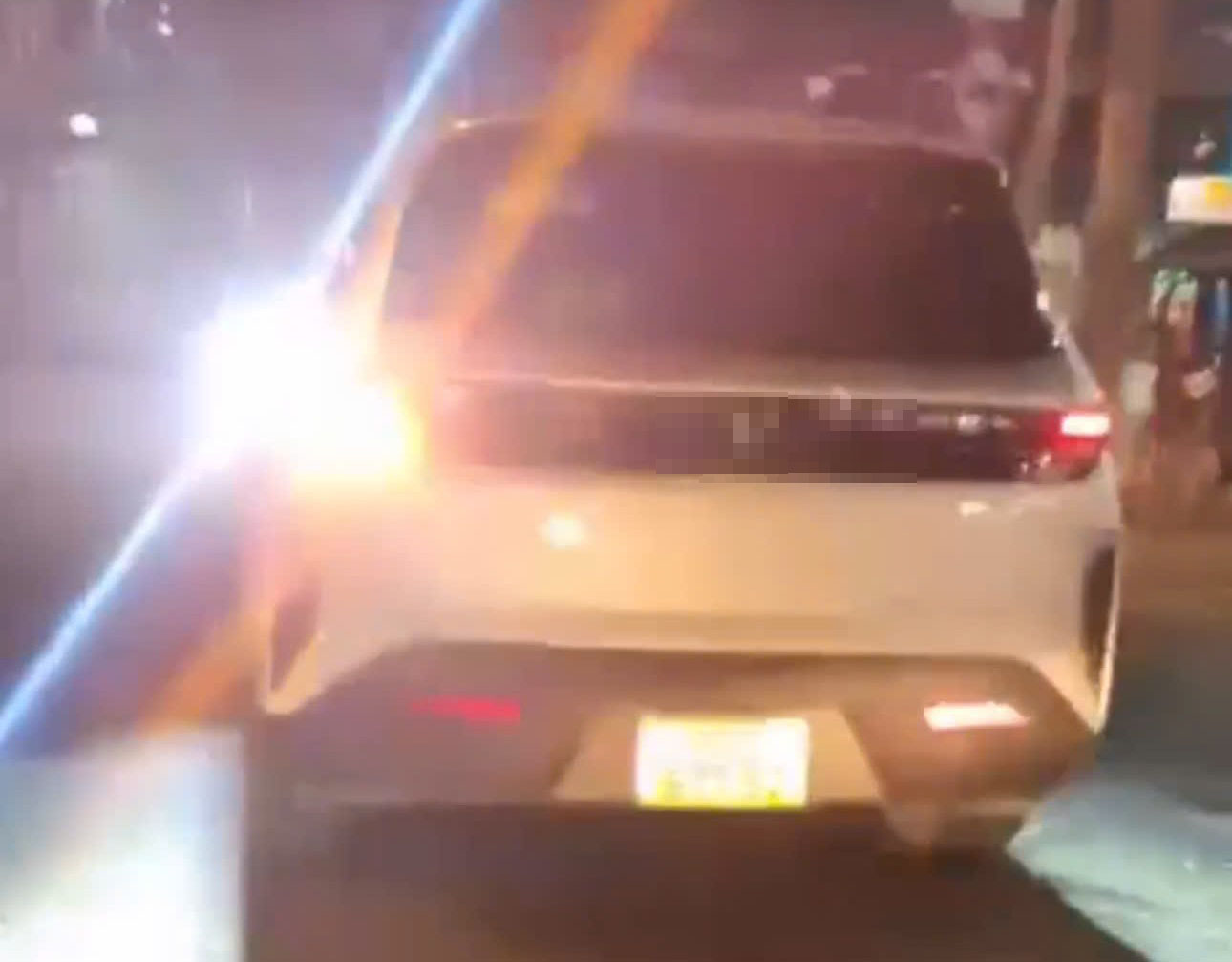 Hình ảnh xe ôtô gắn thêm đèn 2 bên thành xe. Ảnh: Công an cung cấp