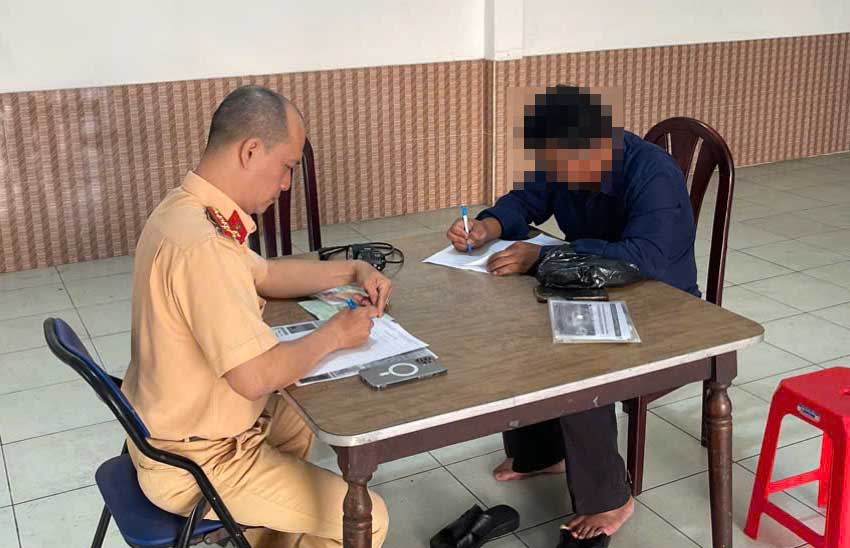 Tan Son Nhat Traffic Police Team proceeded to work and made a record of violation against driver T.V. H. Photo: Police provided