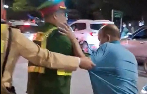 Lực lượng công an ngăn chặn tài xế định rời khỏi hiện trường vụ tai nạn. Ảnh: Tiến Dũng