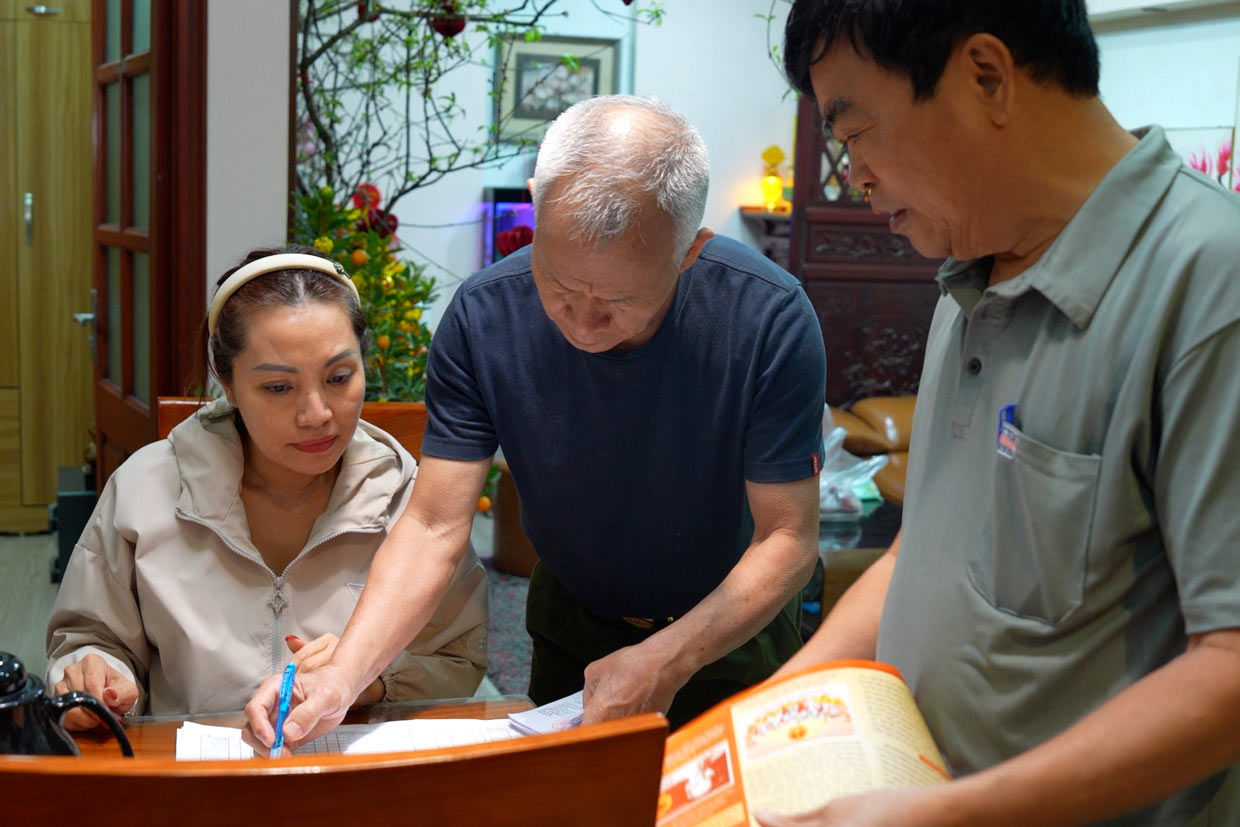 路地裏を歩き回り、家々をノックし、昼夜を問わず有権者カードを発行する