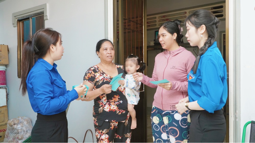 Các lực lượng đến nhà dân phát thẻ cử tri. Ảnh: Nguyên Anh