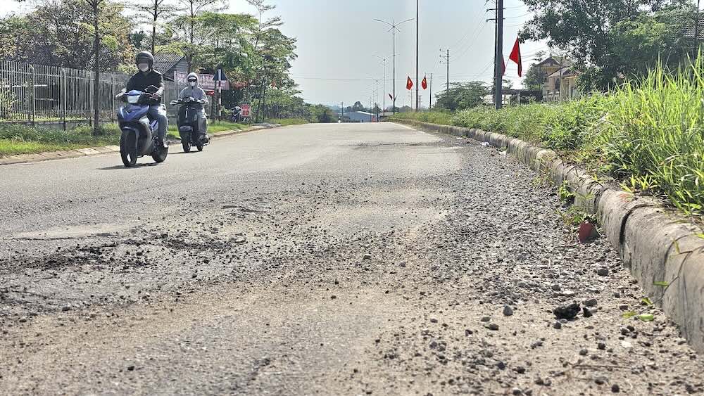 La rue Trưng Nữ Vương à Huế, qui n'a pas été exploitée depuis longtemps, a vu apparaître de nombreux points endommagés. Photo: Nguyễn Luân