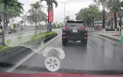Verifying cars stopping in the middle of the road, intentionally obstructing traffic in Quang Tri. Photo: People provided