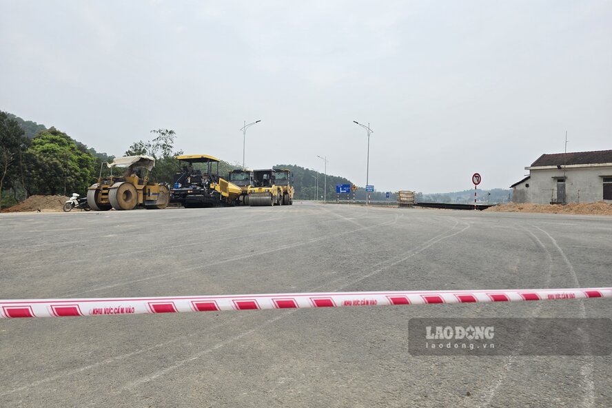 Đoạn tuyến đã được thảm nhựa mặt đường. Ảnh: Tô Công