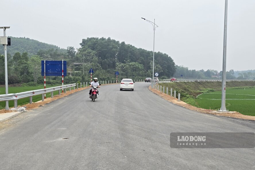 Nhiều phương tiện đã lưu thông trên đường mới. Ảnh: Tô Công