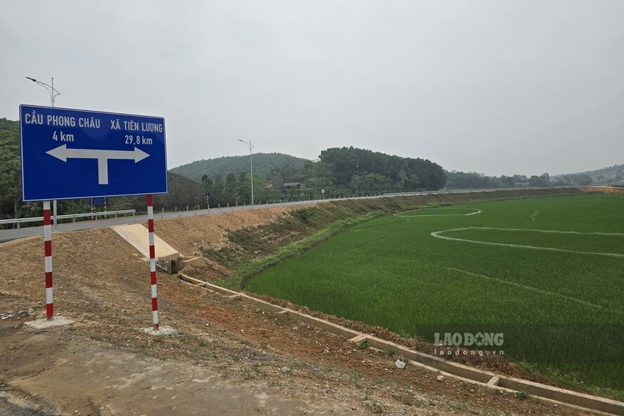 Tuyến đường đi xuyên qua đồng ruộng xanh mướt tại xã Vạn Xuân. Ảnh: Tô Công