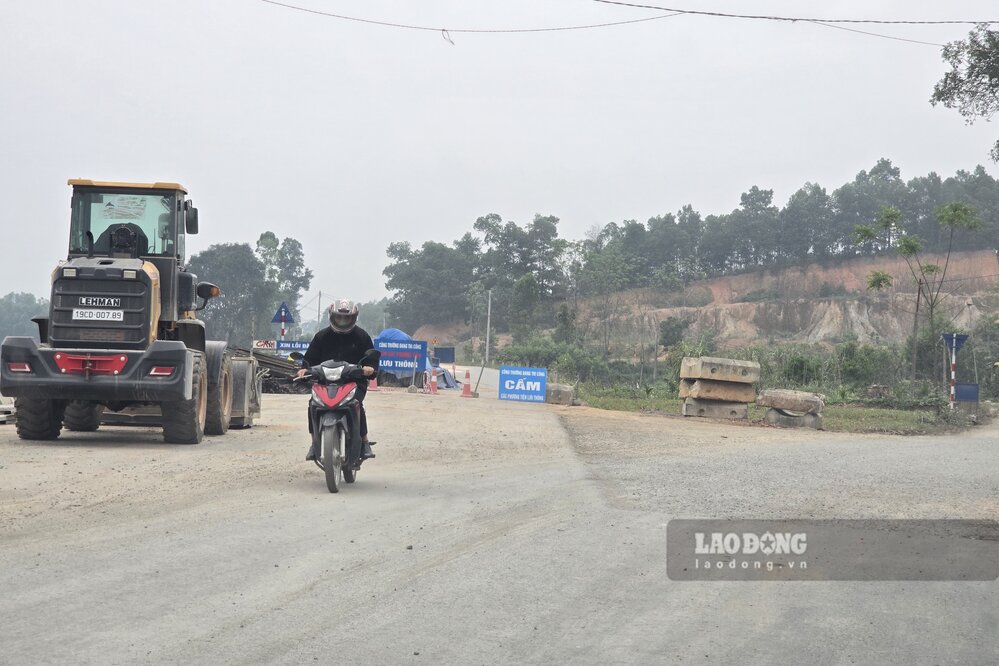 Hiện vẫn còn đoạn đang bị chặn vì đang thi công dở dang. Ảnh: Tô Công