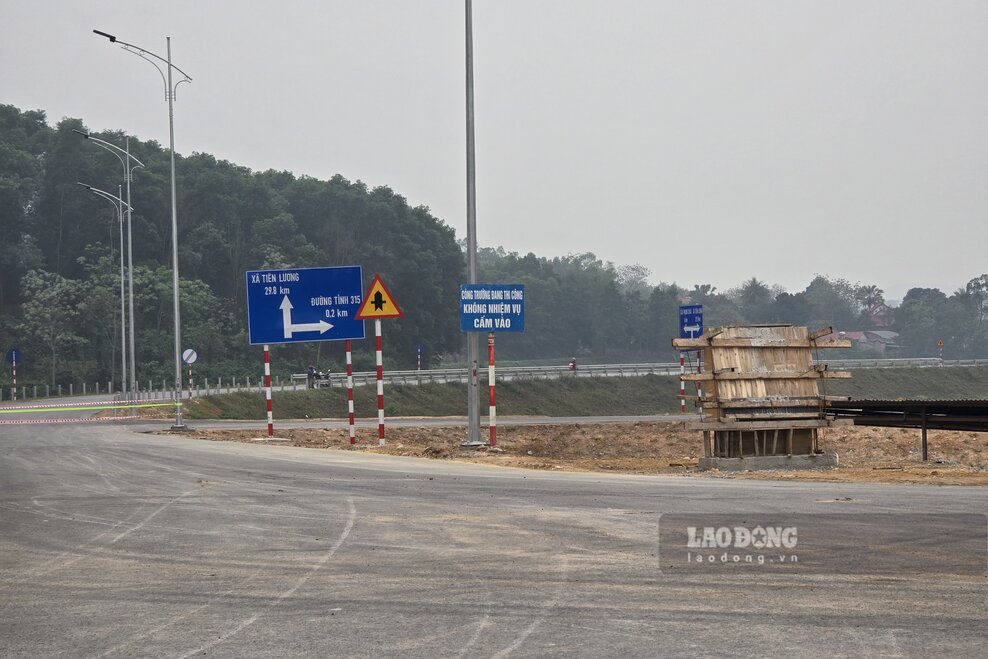 Hệ thống an toàn giao thông đang được lắp đặt. Ảnh: Tô Công