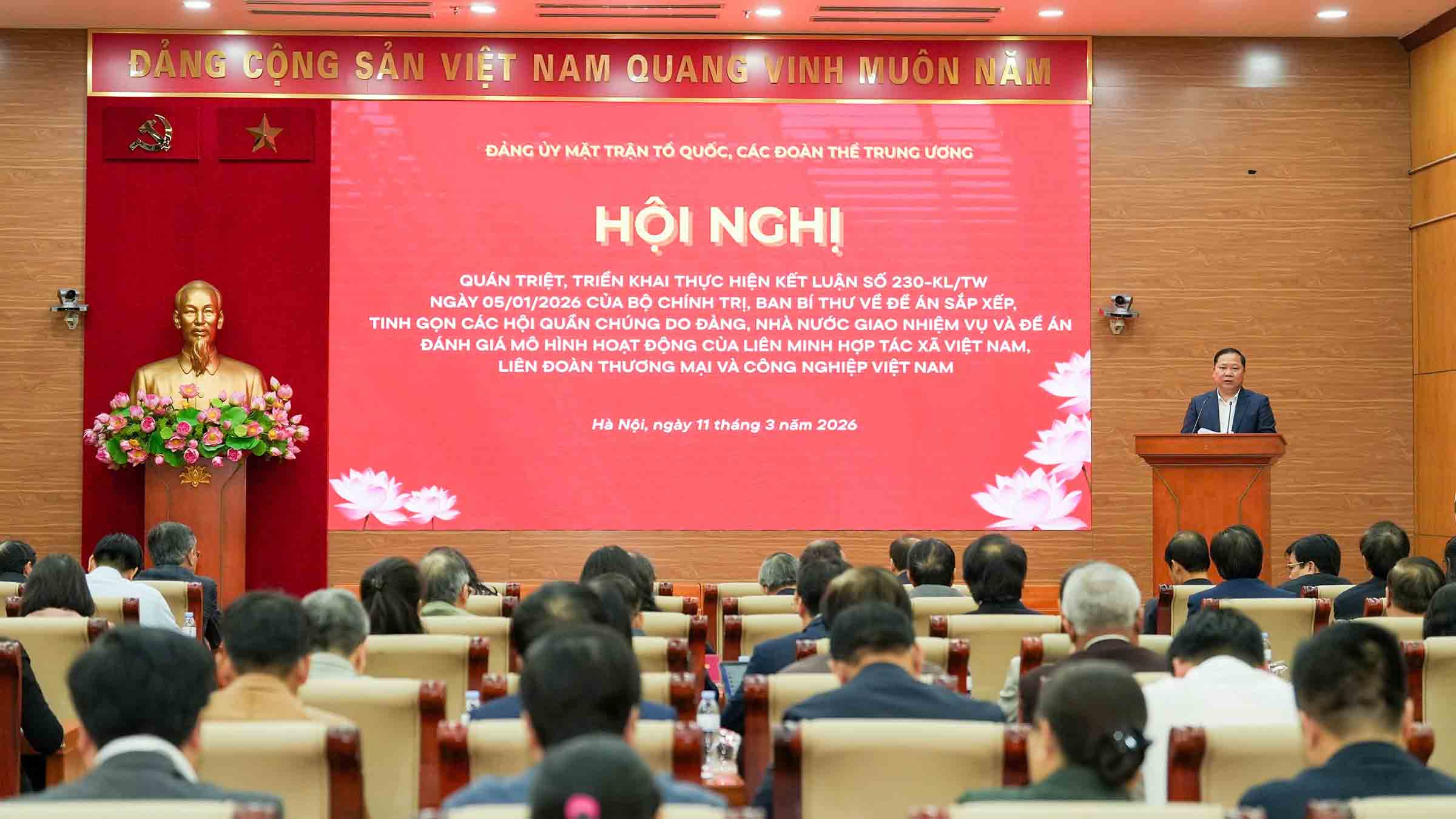 Overview of the Conference to thoroughly grasp and implement Conclusion No. 230 of the Politburo and the Secretariat on the Project to arrange and streamline mass associations assigned tasks by the Party and State and the Project to evaluate the operating model of the Vietnam Cooperative Alliance and the Vietnam Chamber of Commerce and Industry. Photo: Song Huu