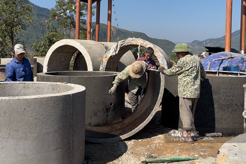 Công nhân thi công cấu kiện bê tông. Ảnh: Đinh Đại