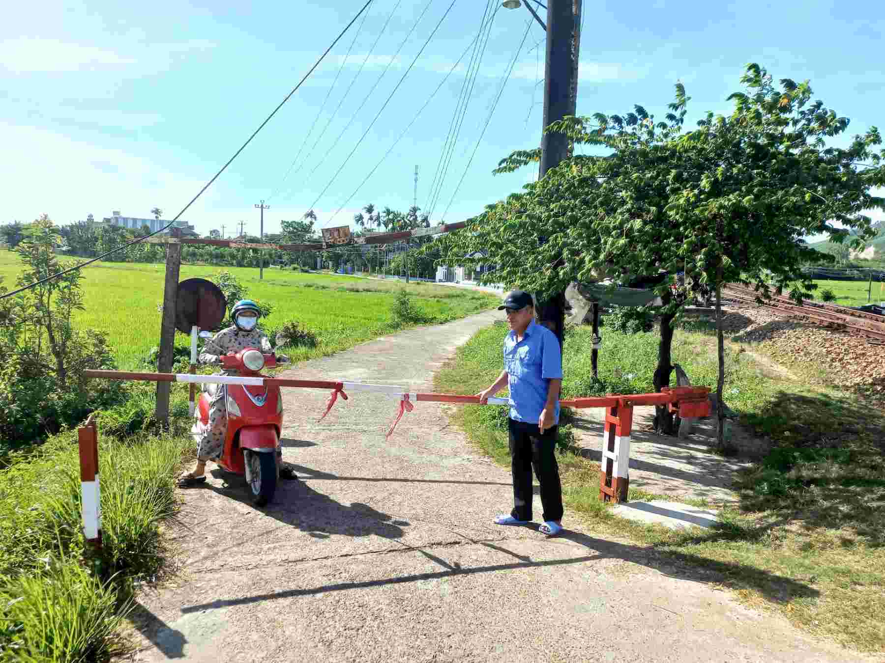 Đà Nẵng đã bố trí kinh phí để địa phương tổ chức chốt gác tại những lối đi tự mở giao nhau với đường sắt tiềm ẩn nguy hiểm. Ảnh: CÔNG TÚ