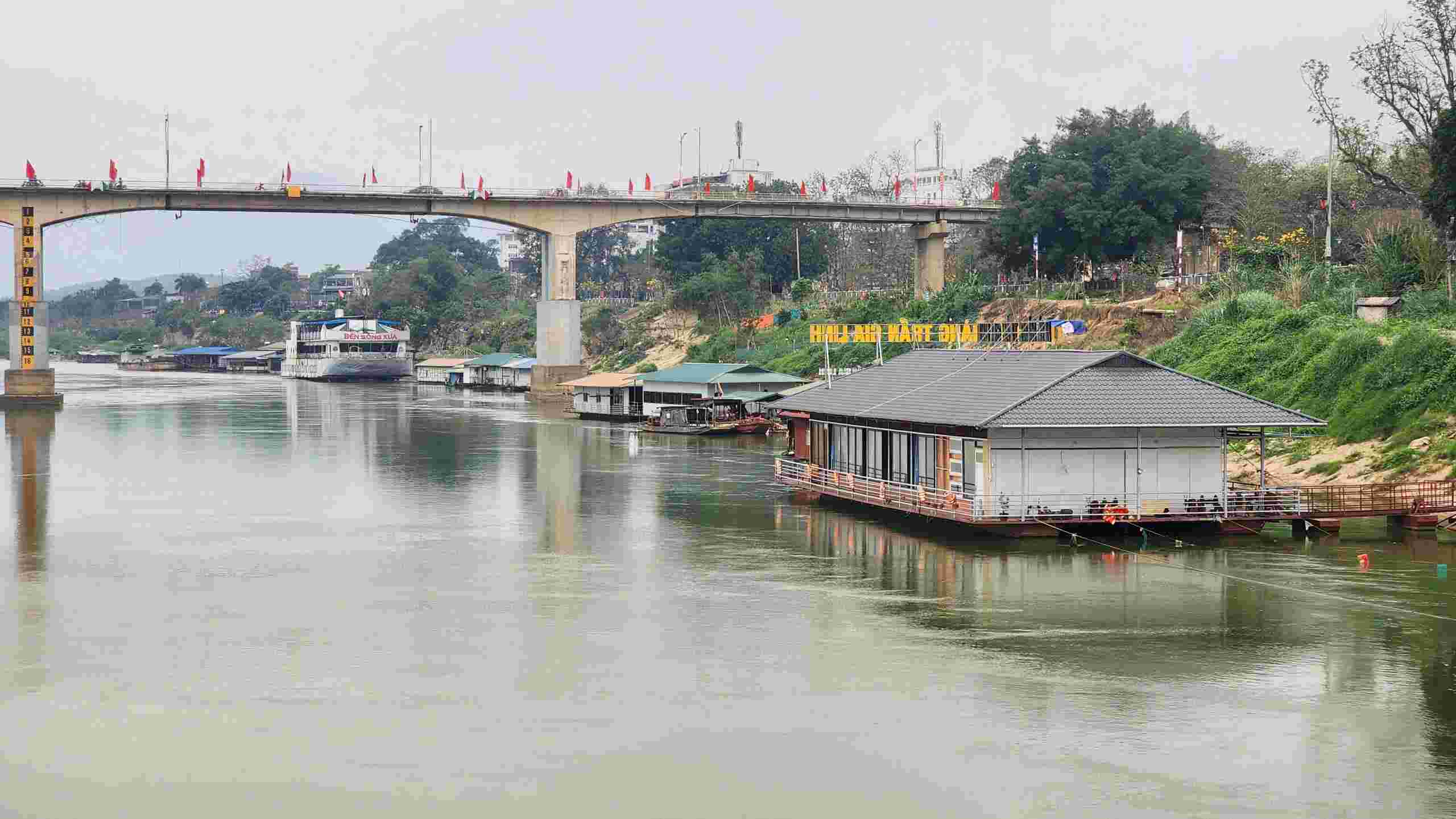 A series of illegally built floating restaurant buildings on the Lo River, Tuyen Quang province. Photo: PV
