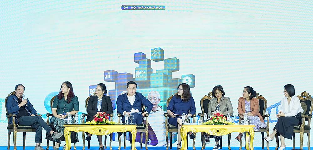 국내 전문가들이 컨퍼런스에서 유사한 생물학적 약물에 대해 논의하고 있습니다. 사진: 응우옌 호앙