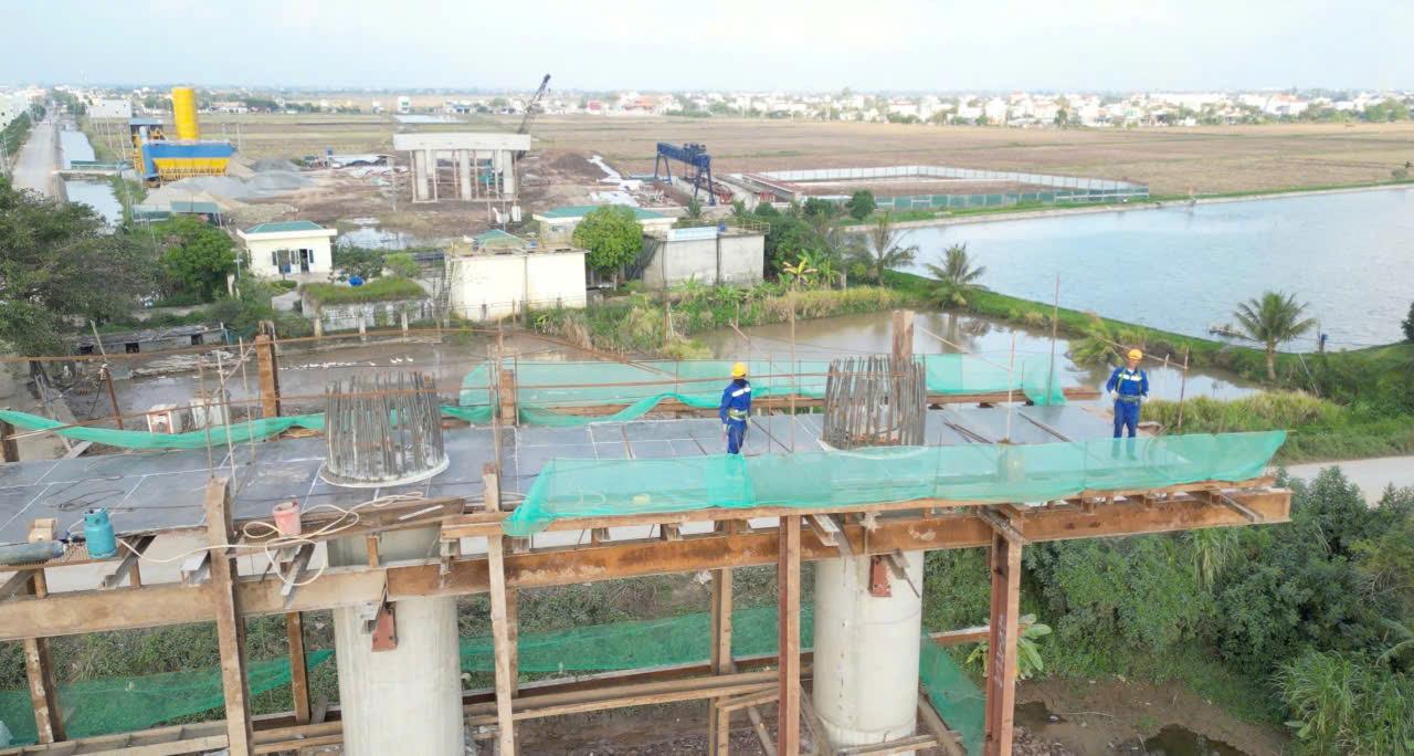 Công trường thi công tuyến đường bộ cao tốc CT.08 đoạn qua địa bàn tỉnh Hưng Yên. Ảnh: Lương Hà