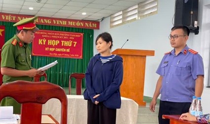 Văn phòng Cơ quan Cảnh sát điều tra Công an tỉnh thi hành Lệnh bắt bị can để tạm giam và khám xét chỗ ở, nơi làm việc đối với Trần Nguyễn Minh Nguyệt. Ảnh: CA ĐN