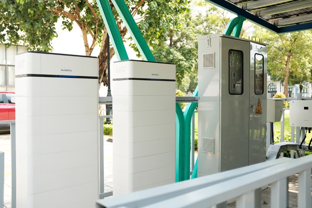 Hệ thống pin trữ điện và hộp điều khiển trung tâm của trạm sạc