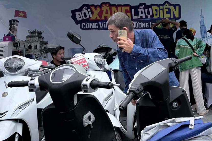 People consider switching to electric motorbikes when gasoline prices increase. Photo: Gia Huy 39