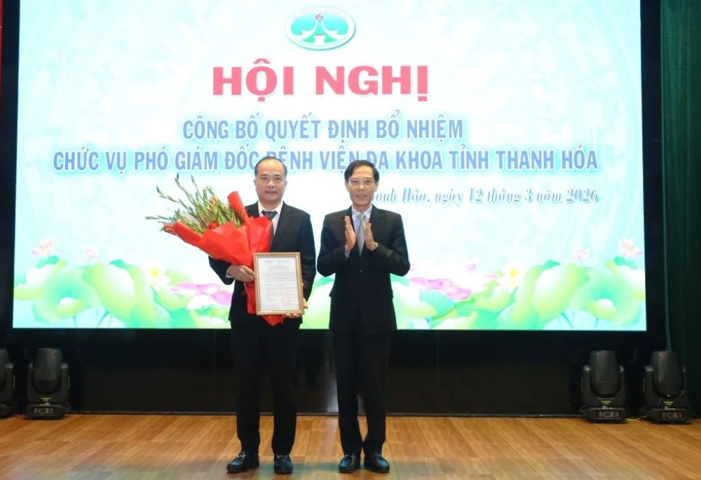 Ông Đầu Thanh Tùng - Phó Chủ tịch UBND tỉnh trao quyết định và tặng hoa chúc mừng tân Phó Giám đốc Bệnh viện Đa khoa tỉnh. Ảnh: Phong Sắc  