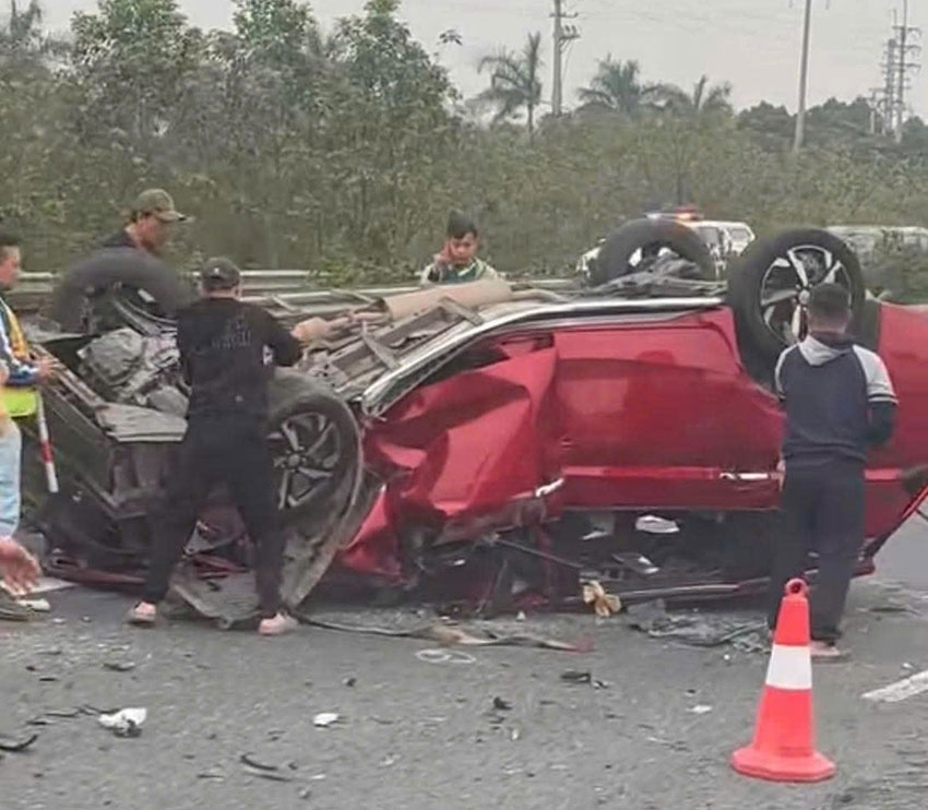 Scene of the car driver colliding with the trailer truck. Photo: Le Huy