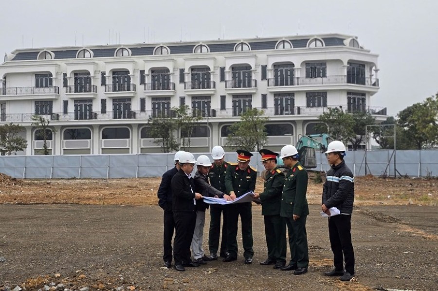 Đoàn cán bộ Tổng Công ty 319 (Bộ Quốc phòng) kiểm tra vị trí xây dựng khu nhà ở xã hội Uy Nỗ (Đông Anh, Hà Nội). Ảnh: Tổng Công ty 319