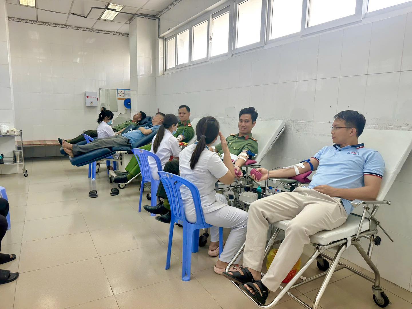 Officers and soldiers of Dong Hai Ward Police promptly donated blood to save officers and soldiers being treated. Photo: Khanh Hoa Provincial Police