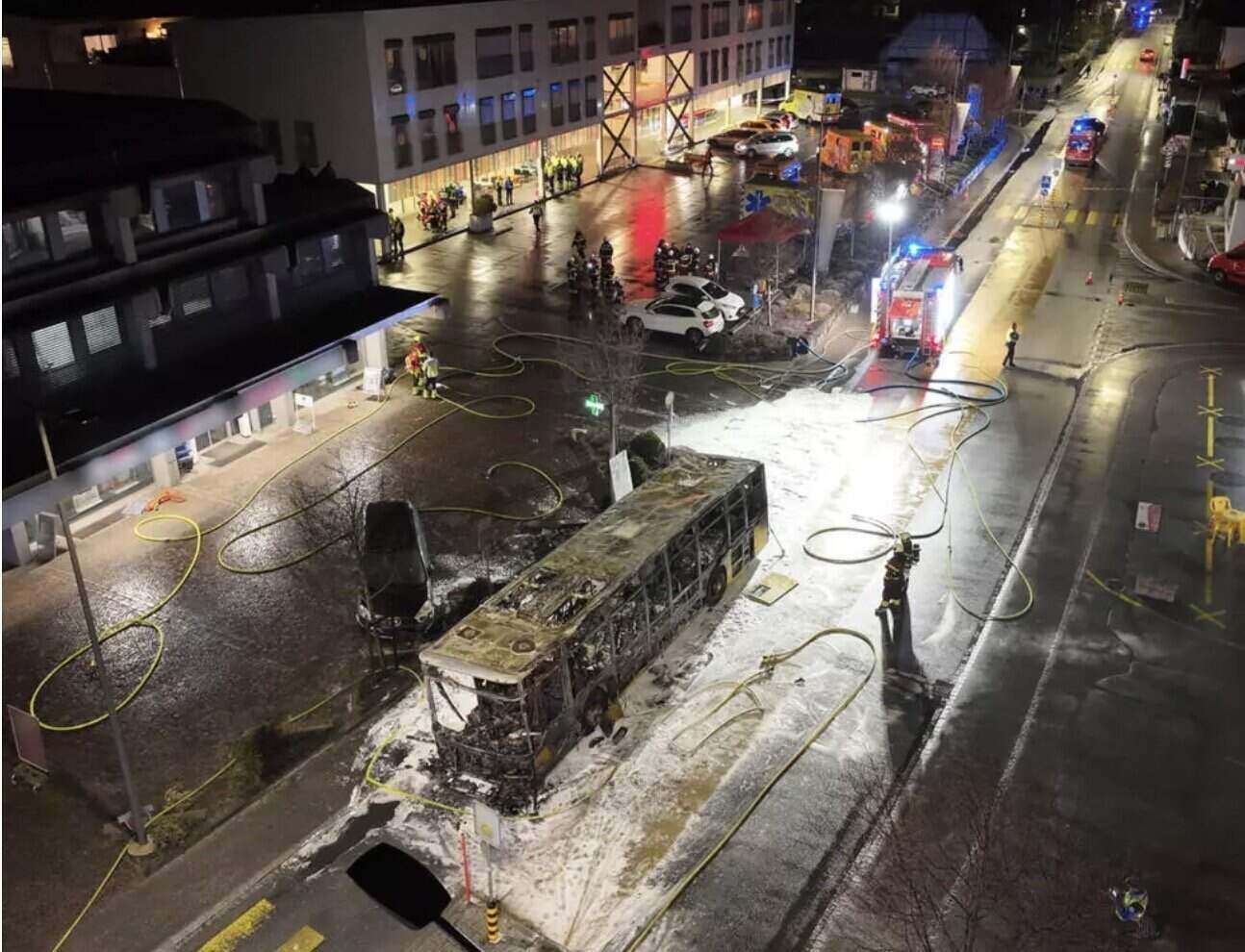 Scene of the bus fire in Switzerland, police in this country are suspecting that this is a fire intentionally caused by humans. Photo: AFP