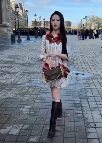 Lưu Diệc Phi tại Tuần lễ thời trang Paris. Ảnh: Cắt từ video.