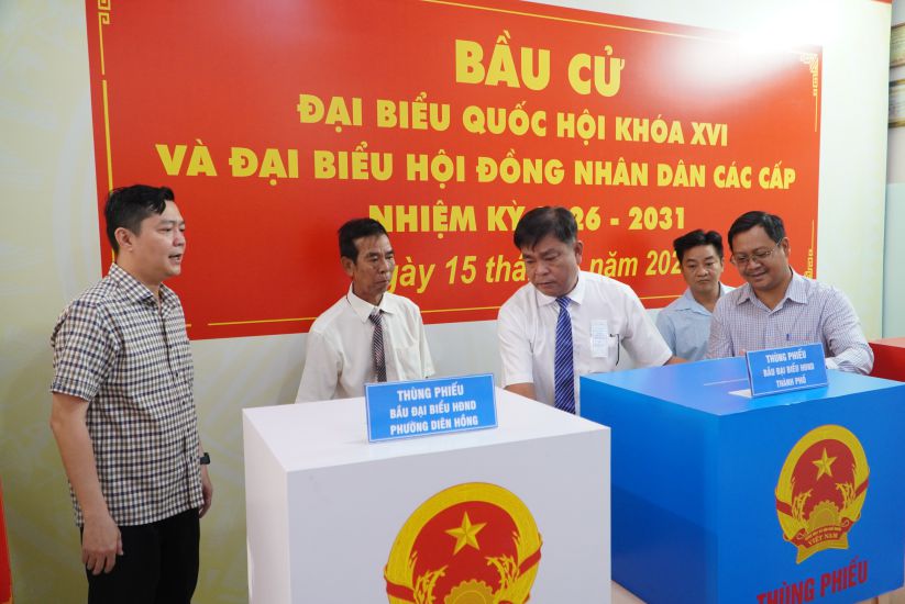 The trial operation session took place in constituency No. 8, constituency No. 3 of Dien Hong ward with full procedures. Photo: Minh Tam