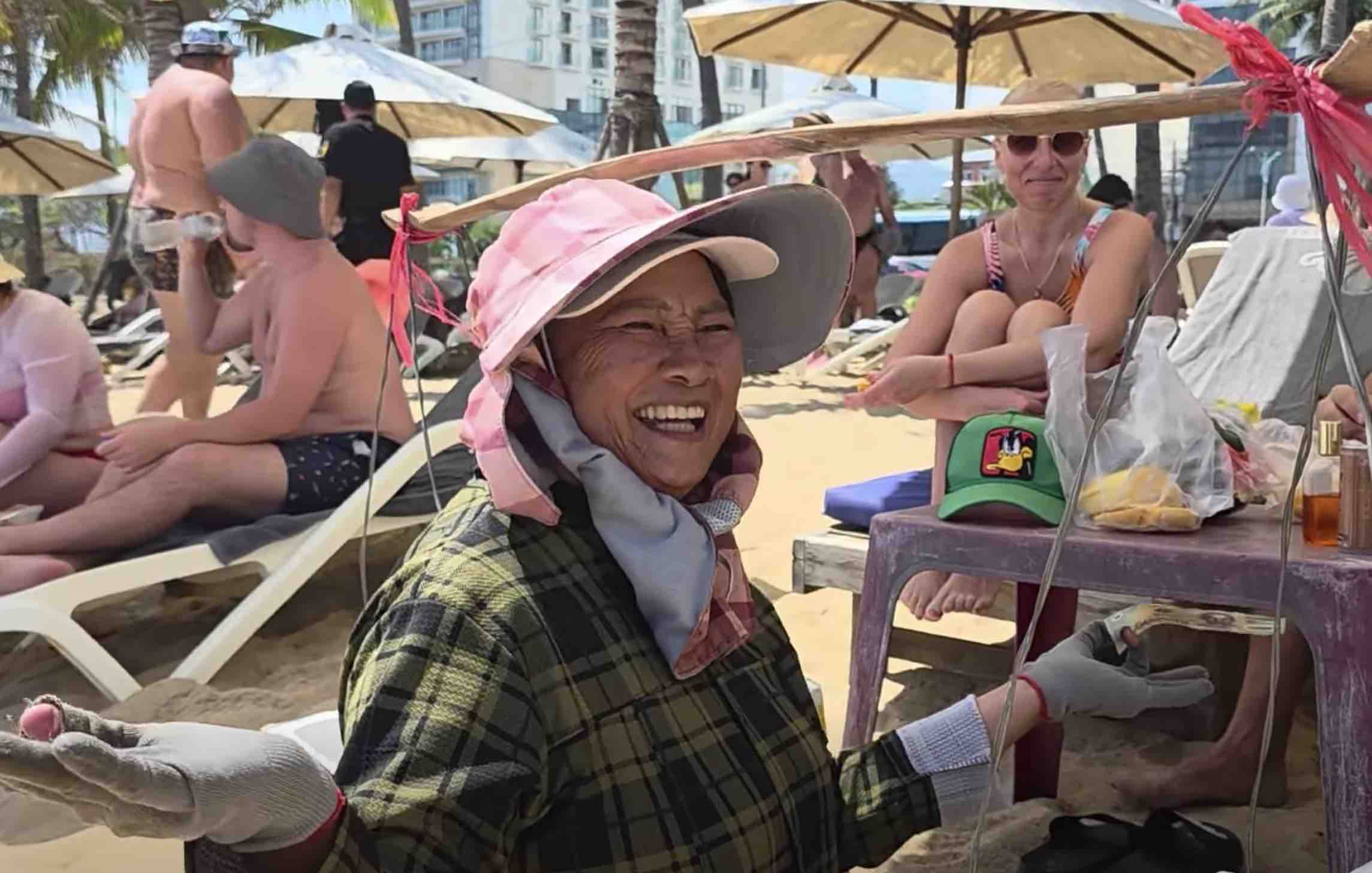 Hình ảnh chị Mai bán trái cây ngoài bãi biển Nha Trang. Ảnh: Hữu Long