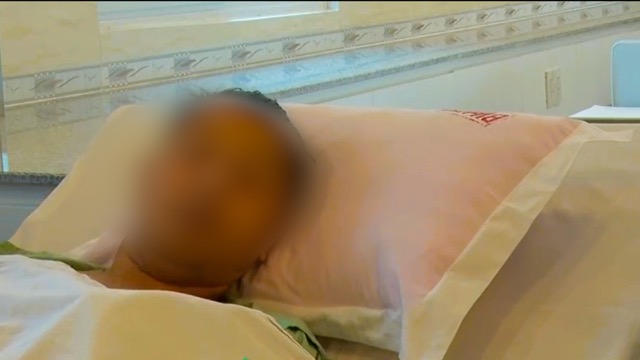 Patient John V. undergoing dialysis at Nguyen Tri Phuong Hospital. Photo: An Quy