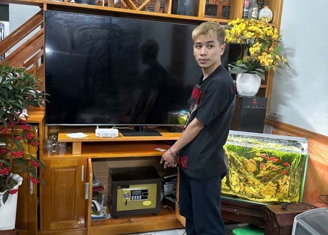 Trộm cắp 3 cây vàng của người họ hàng, mua IPhone tặng bạn gái