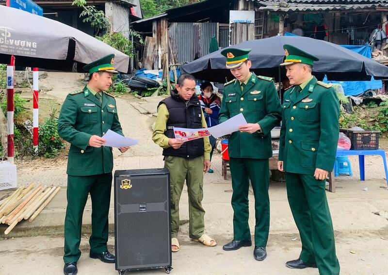 Mô hình tiếng loa Biên phòng trong tuyên truyền, phổ biến kiến thức pháp luật tới nhân dân biên giới. Ảnh: Hoàng Chính 