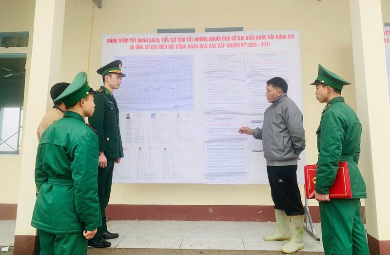 Bộ đội Biên phòng nắm bắt tình hình an ninh trật tự khu vực bỏ phiếu. Ảnh: Hoàng Chính