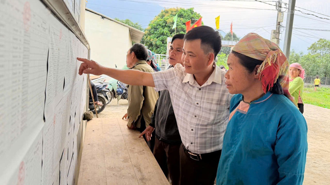 Đoàn viên Công đoàn Lào Cai vững vàng thực hiện quyền cử tri. 