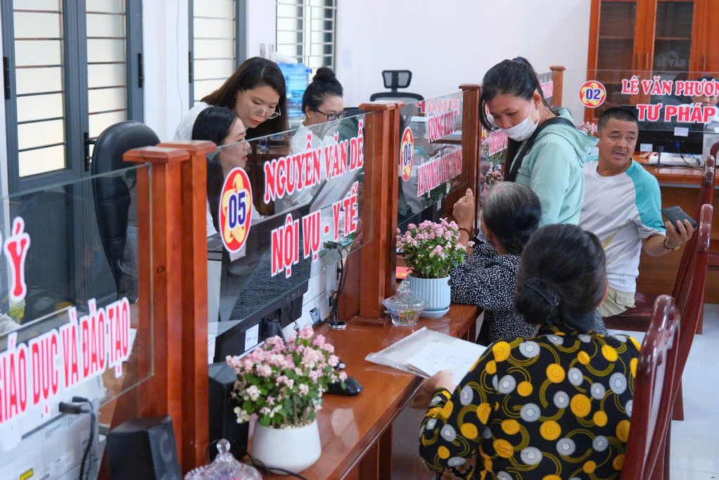 It is expected that from July 1st, the base salary will be temporarily adjusted to increase by about 8%; summarize Resolution 27 to report to competent authorities on the roadmap for salary reform. Photo: Phong Linh