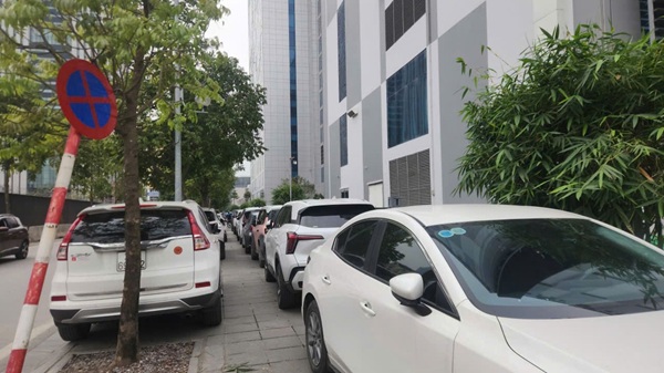 Hà Nội tái diễn tình trạng ô tô chiếm dụng vỉa hè, lòng đường. Ảnh: Minh Hạnh 