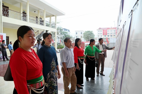 Cử tri xã Lương Sơn tìm hiểu các ứng cử viên. Ảnh: Thuỳ Anh