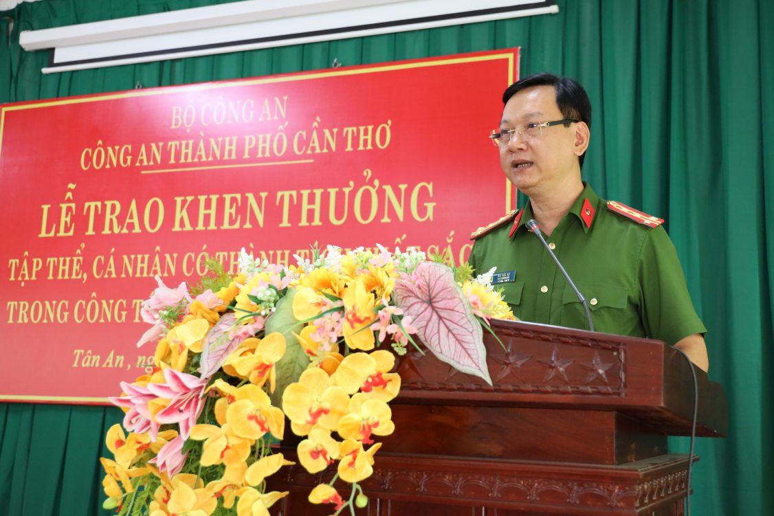 Đại tá Bùi Đức An - Phó Giám đốc, Thủ trưởng Cơ quan Cảnh sát điều tra Công an TP Cần Thơ - phát biểu chỉ đạo tại buổi lễ. Ảnh: Công an Cần Thơ