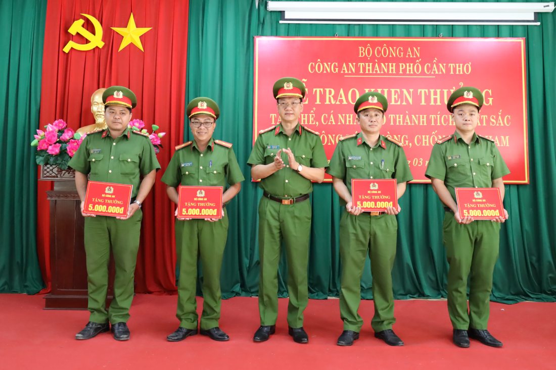 Đại tá Bùi Đức An - Phó Giám đốc, Thủ trưởng Cơ quan Cảnh sát điều tra Công an TP Cần Thơ trao thưởng cho các cá nhân có thành tích xuất sắc. Ảnh: Công an Cần Thơ