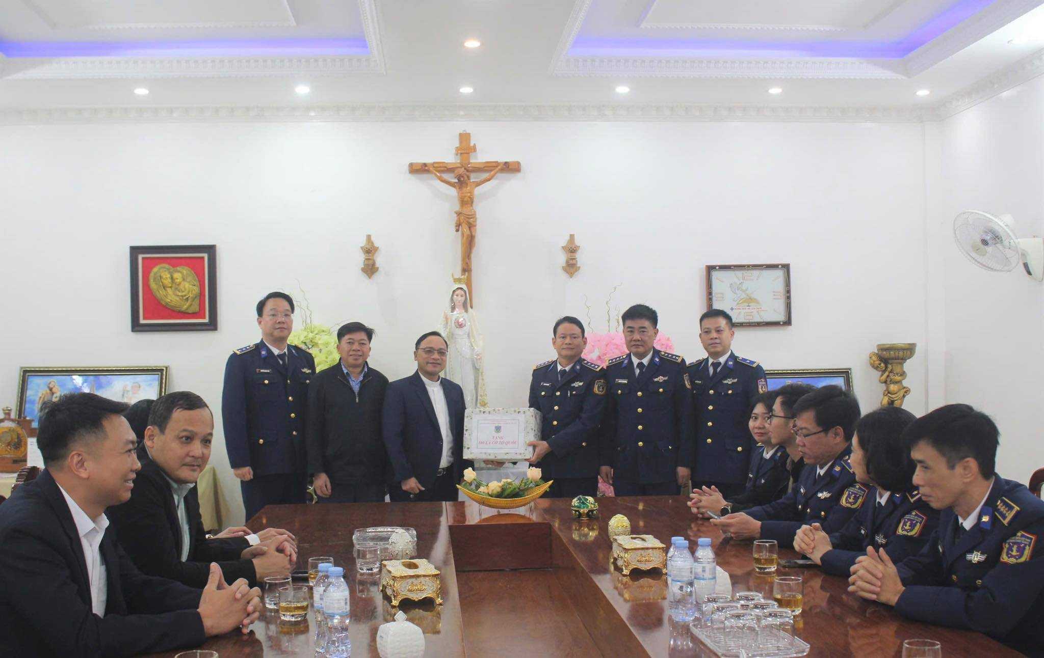 Đoàn đặc nhiệm phòng, chống tội phạm ma túy số 2, Cảnh sát biển Việt Nam thăm hỏi, tặng quà tại một giáo xứ trên địa bàn xã Trung Lộc.